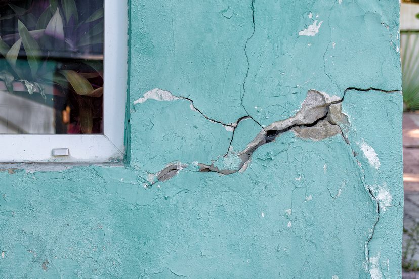 betonschutz Fassade mit Riss. Betonschutz notwendig